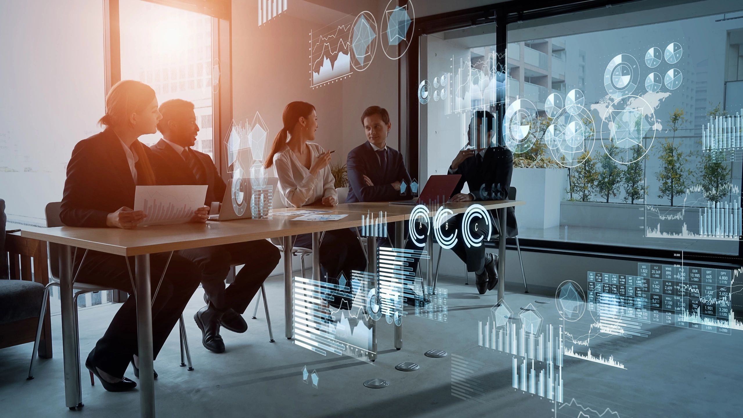 Equipo de asesores profesionales en reunión corporativa