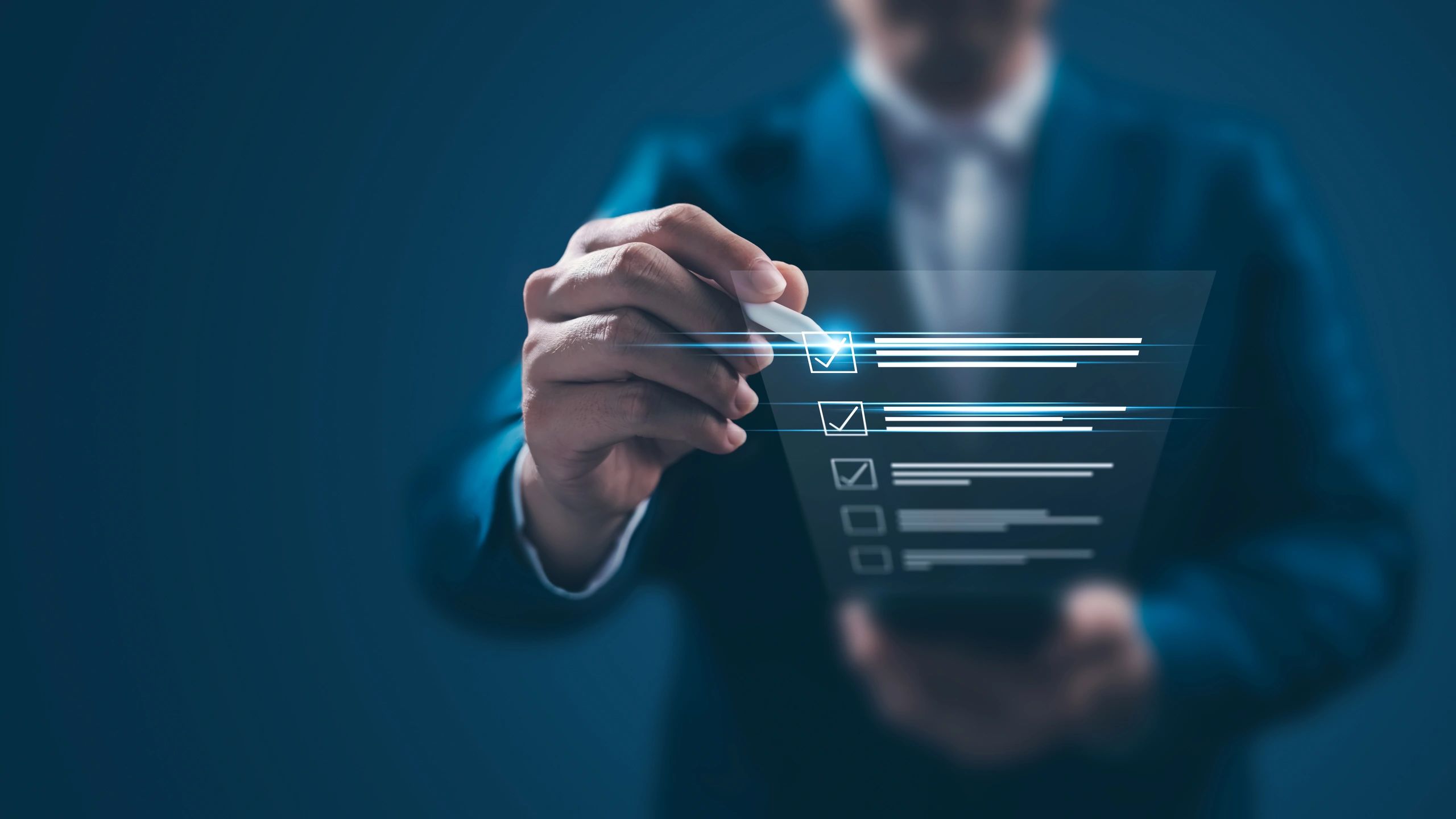 Condiciones generales — empresario señalando checklist digital