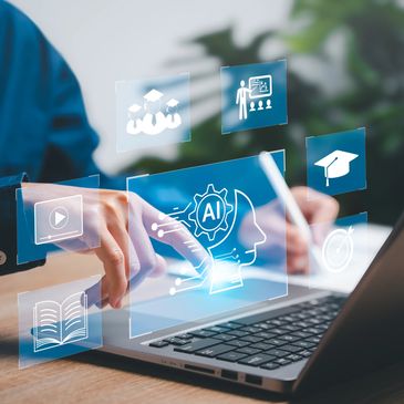 Requisitos — persona con laptop e iconos holográficos