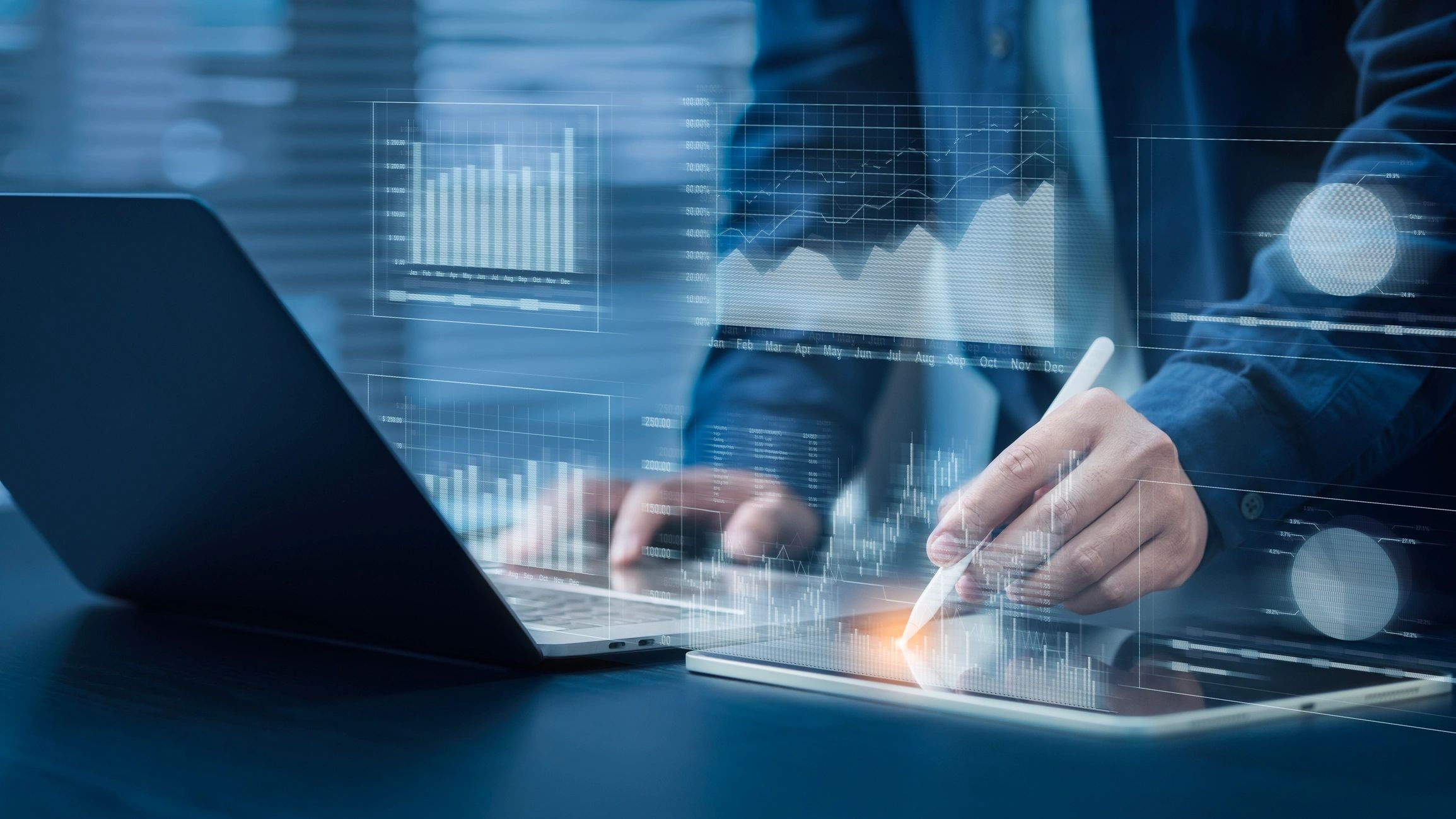 Análisis financiero con tablet y gráficas de datos